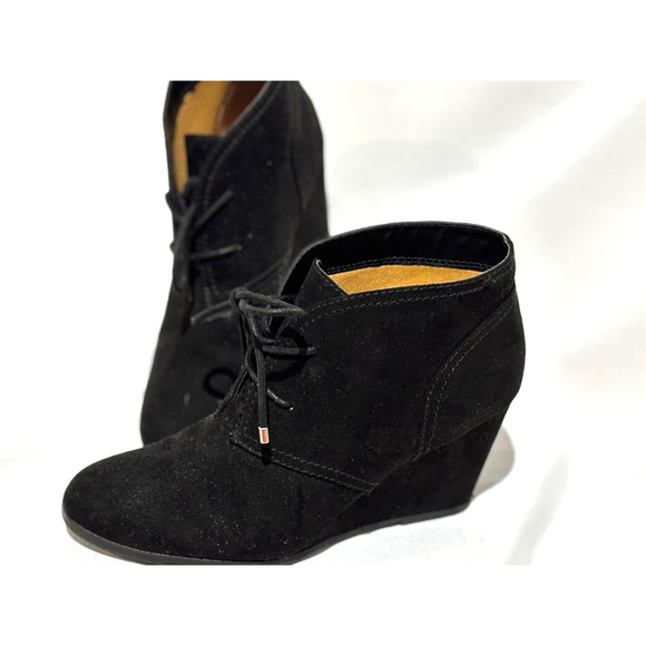 Fergie Boots Womens 8.5 Wedge Ankle Bootie Black Faux Suede Lace Up Comfy Chic - Picture 1 of 10